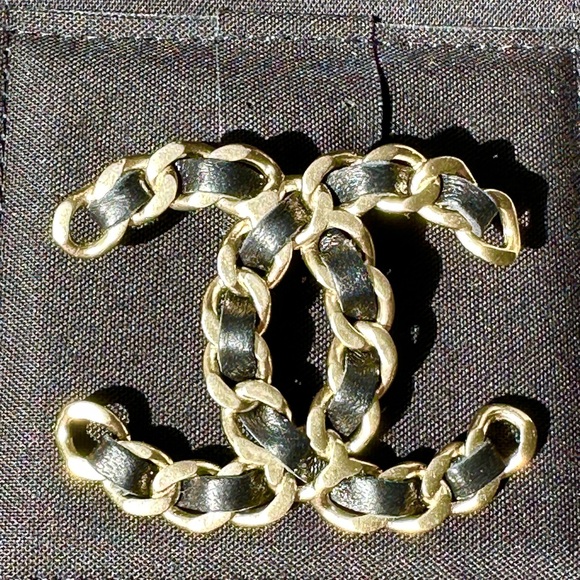 CHANEL 2018V GOLDEN TONE CC LOGO BLACK LEATHER CHAIN BROOCH PIN CHARM - Picture 1 of 15